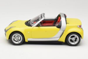 Smart Roadster 452 Yellow Bburago 1:18 34099-M2 Diecast - image 4 of 8