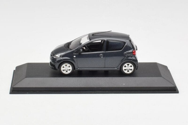 Toyota Aygo AB10 Grey Metallic Minichamps 1:43 AYGO001 Diecast