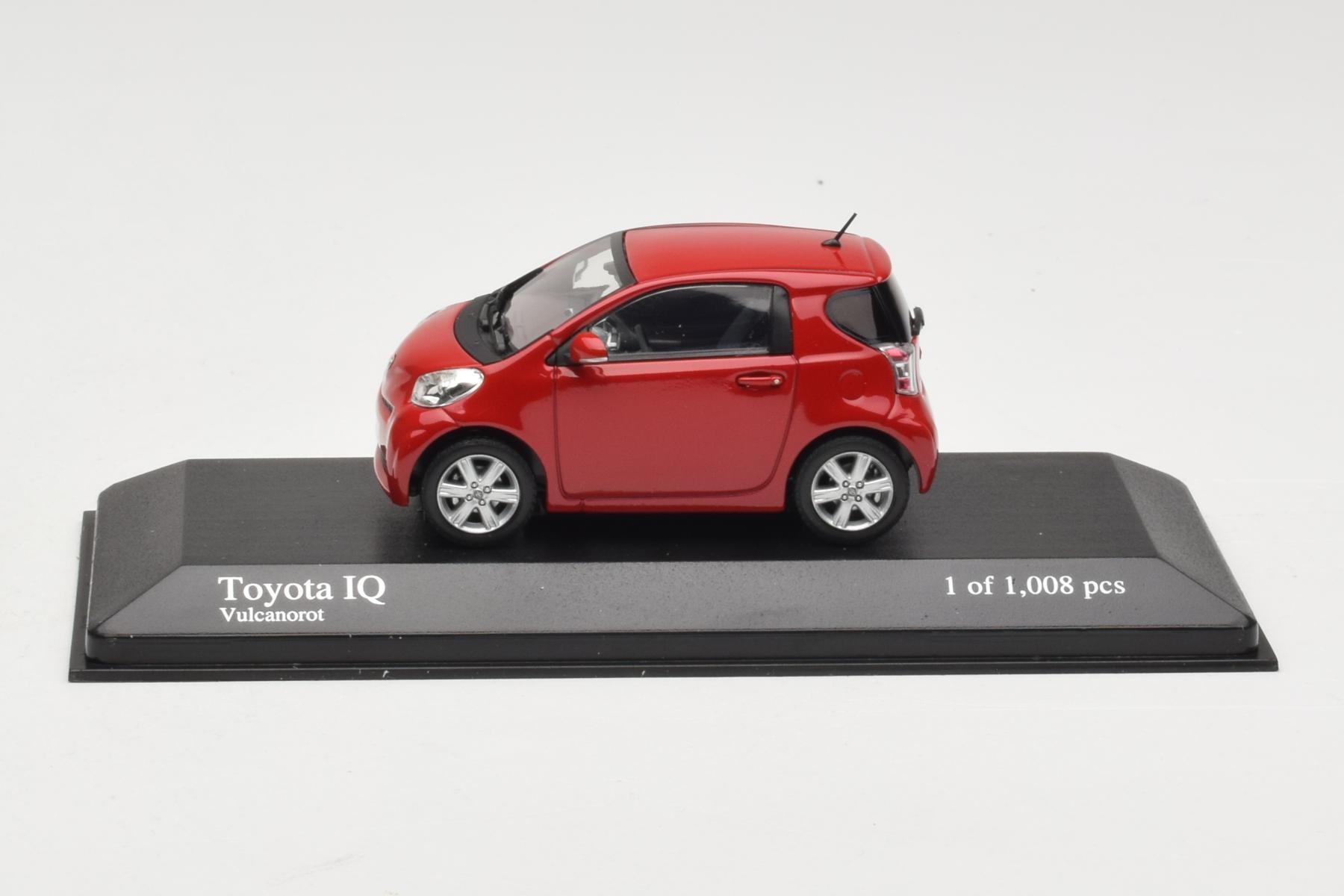 Toyota iQ Red Minichamps 1:43