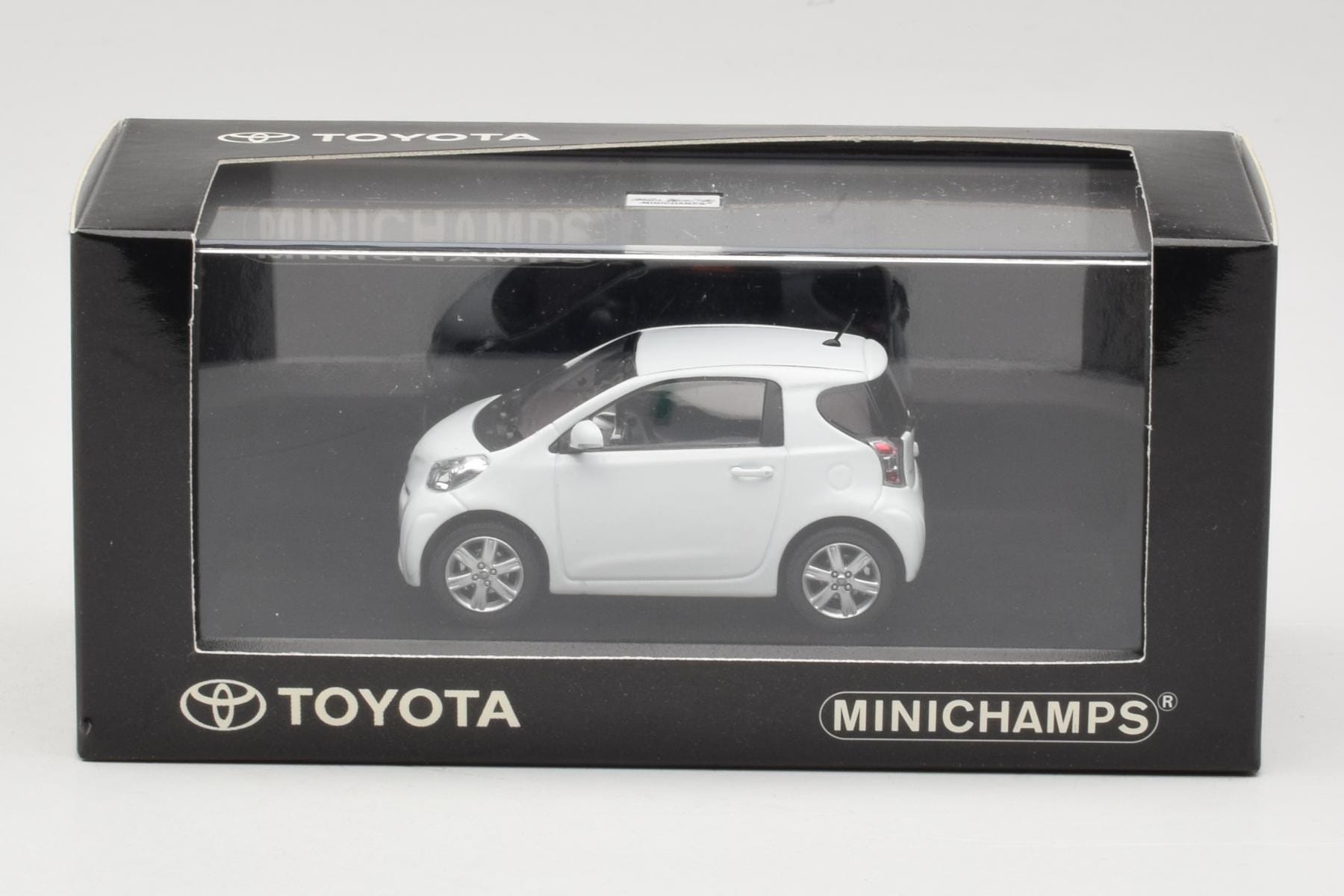 Toyota iQ White Minichamps 1:43