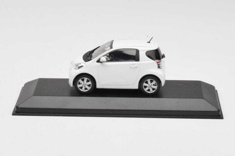 Toyota iQ White Minichamps 1:43 TOYOTA009 Diecast