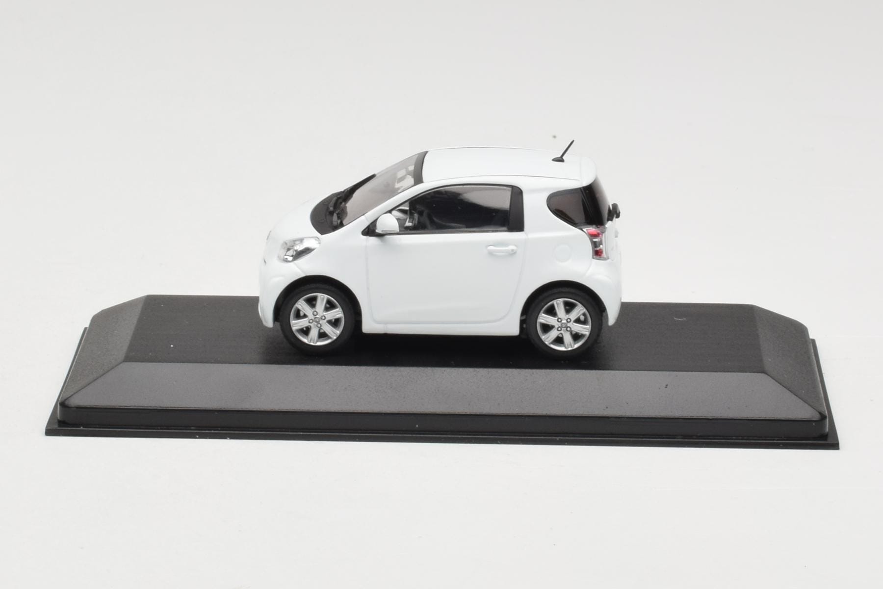 未開封 MINICHAMPS 1/43 トヨタ iQ 白黒 限定1008台 Toyota iQ White Minichamps 1:43