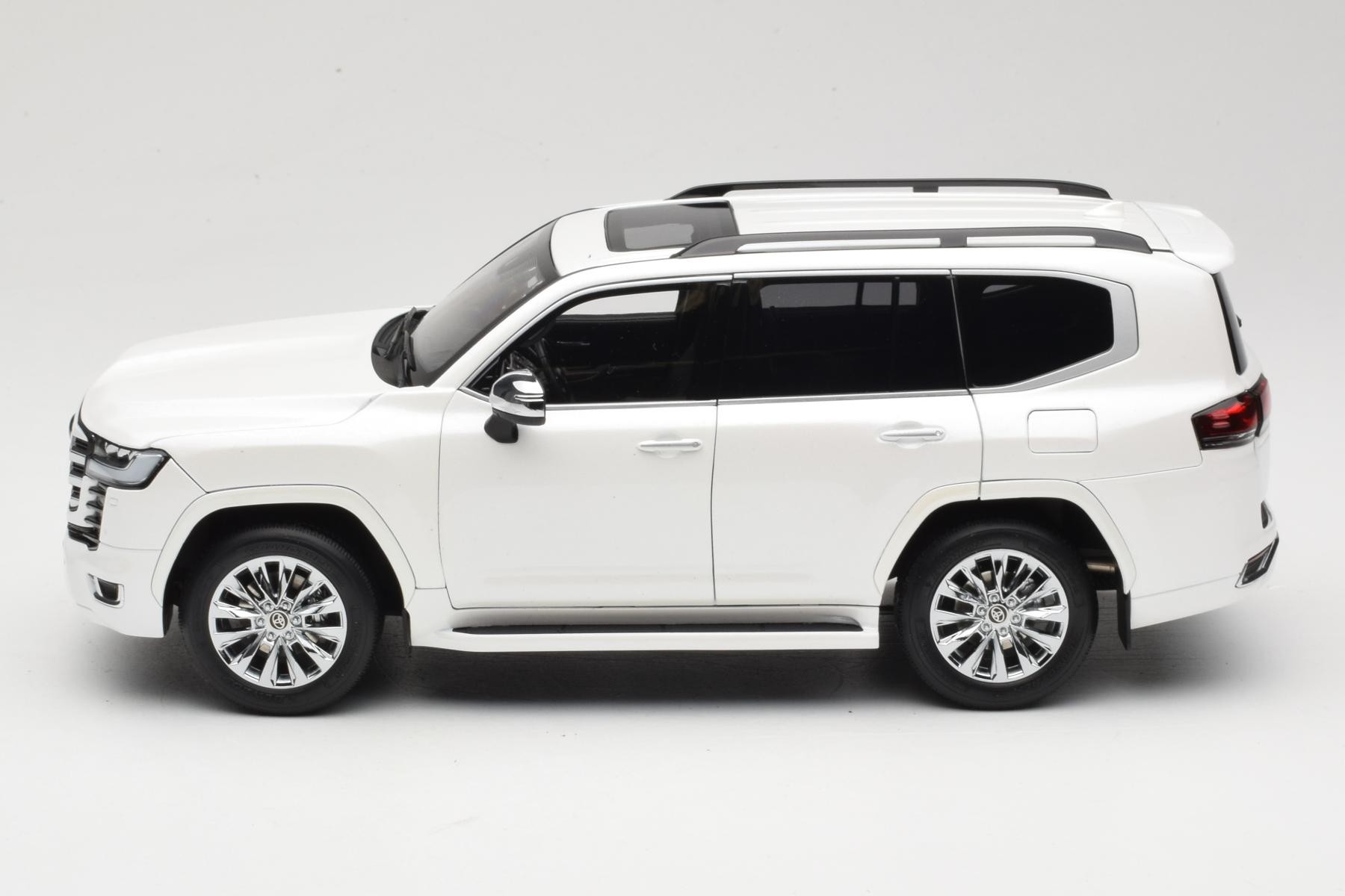 LCD Toyota Land Cruiser J300 ZX 1:18 Diecast White