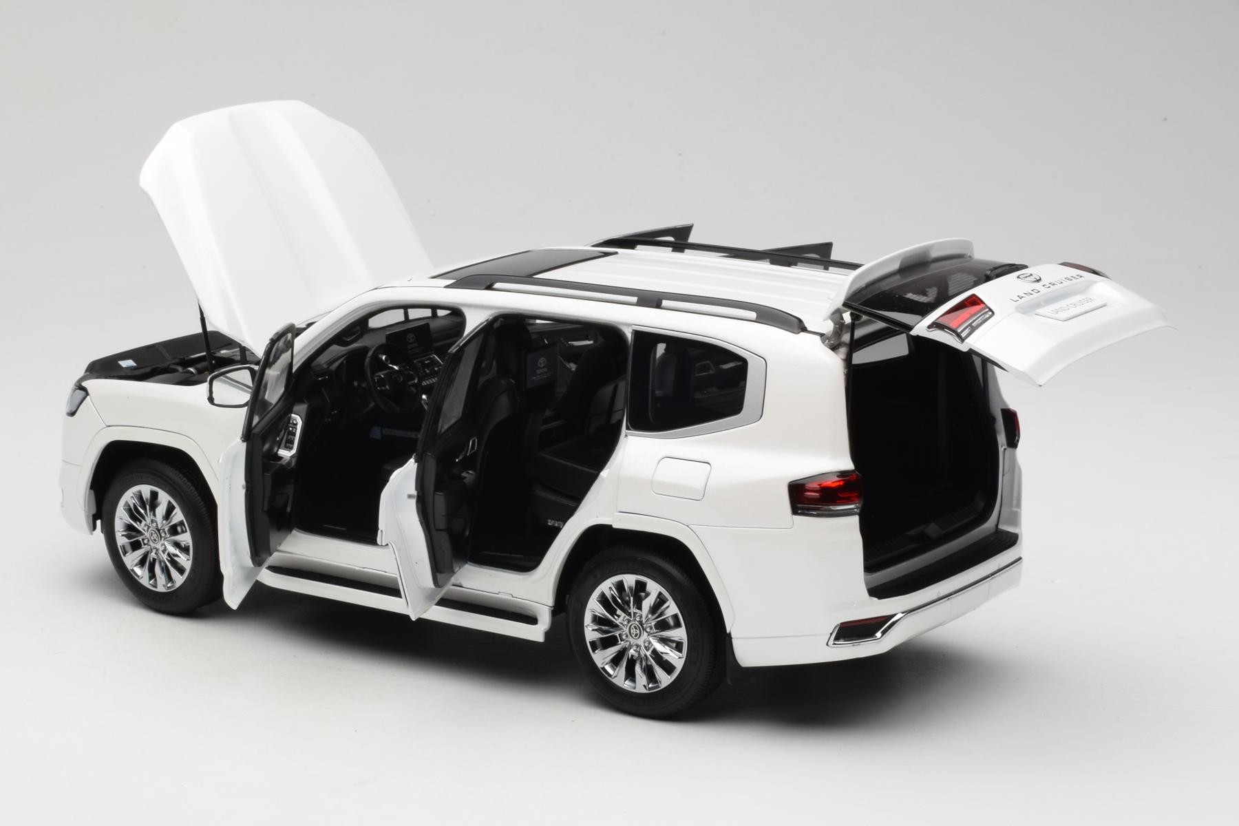 LCD Toyota Land Cruiser J300 ZX 1:18 Diecast White