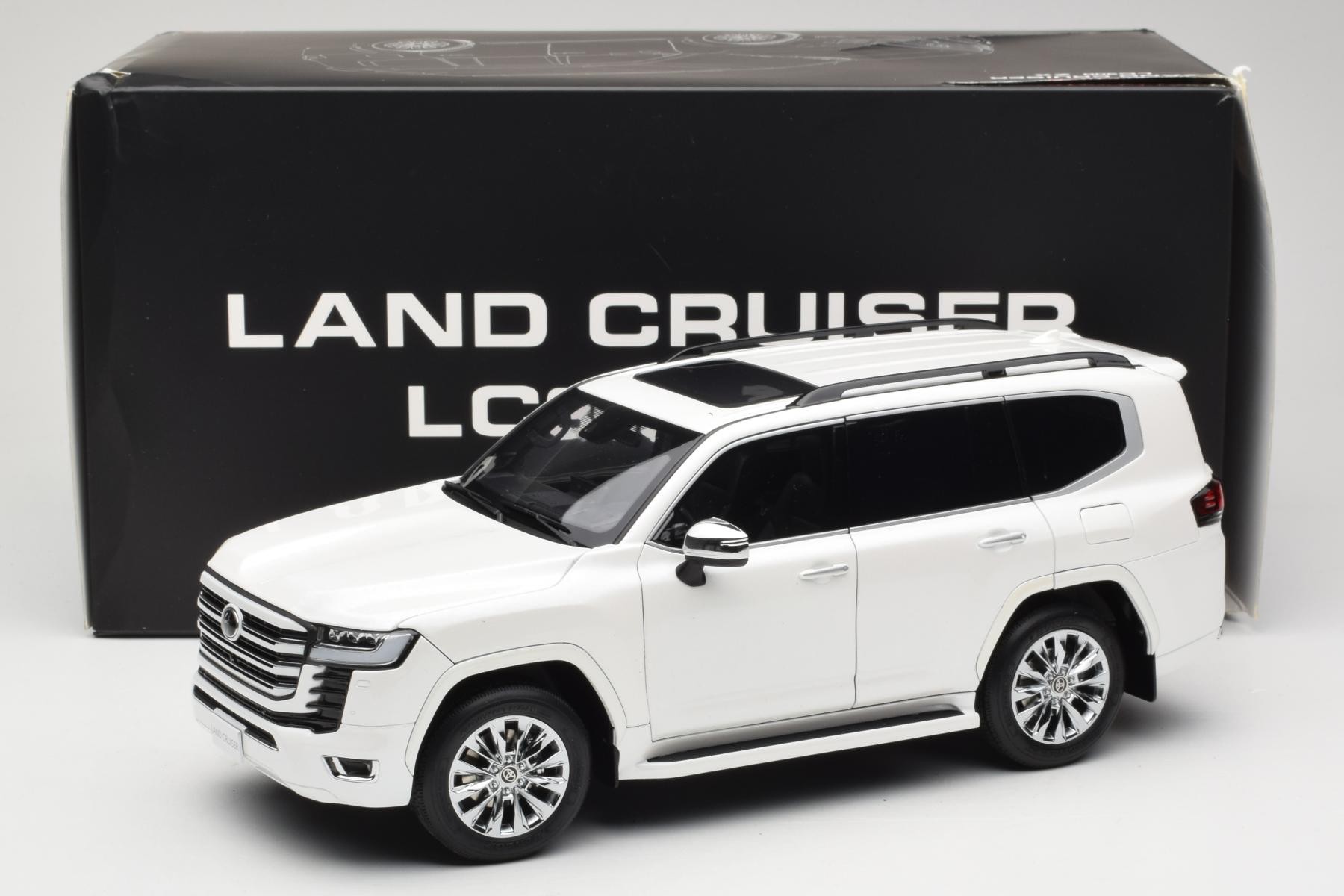 LCD Toyota Land Cruiser J300 ZX 1:18 Diecast White
