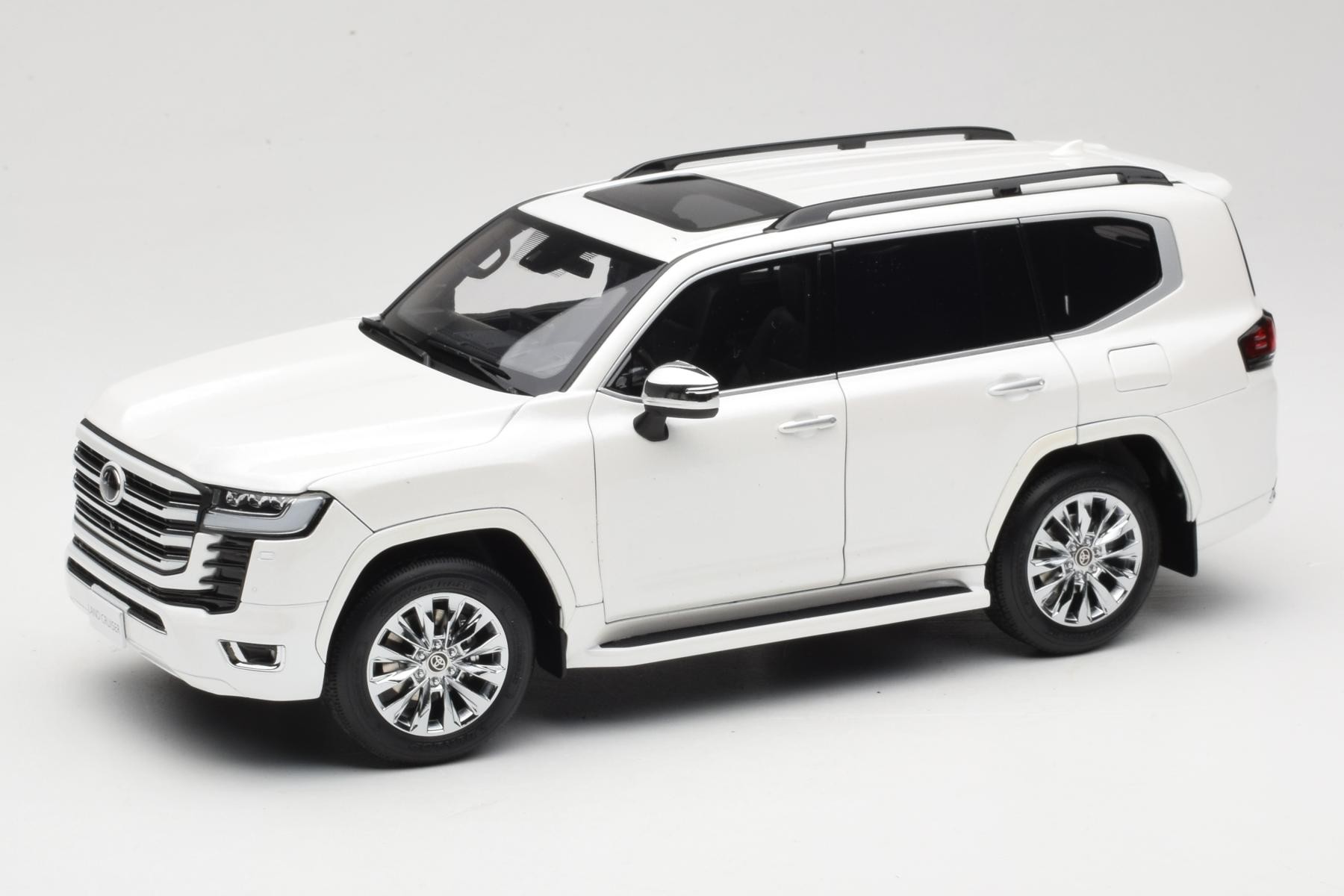 LCD Toyota Land Cruiser J300 ZX 1:18 Diecast White
