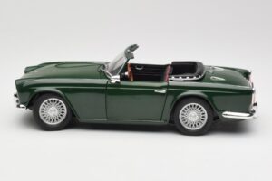 Triumph TR4 British Racing Green Revell 1:18 08827-T1 Diecast - image 4 of 8