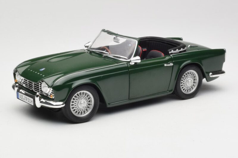 Triumph TR4 British Racing Green Revell 1:18 Triumph TR4 British Racing Green Revell 1:18 08827-T1 Diecast
