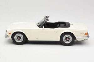 Triumph TR6 PI White Minichamps 1:18 155132035 Diecast - image 3 of 6