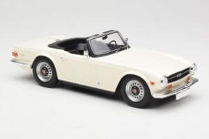 Triumph TR6 PI White Minichamps 1:18 155132035 Diecast - image 4 of 6