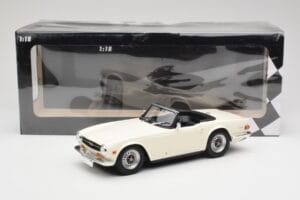 Triumph TR6 PI White Minichamps 1:18 155132035 Diecast - image 6 of 6
