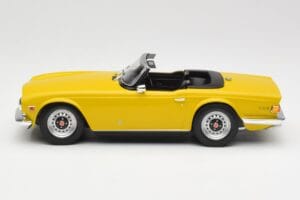 Triumph TR6 RHD Yellow Minichamps 1:18 155132034 Diecast - image 3 of 6