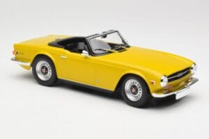 Triumph TR6 RHD Yellow Minichamps 1:18 155132034 Diecast - image 4 of 6