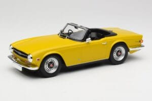 Triumph TR6 RHD Yellow Minichamps 1:18 155132034 Diecast