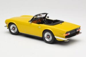 Triumph TR6 RHD Yellow Minichamps 1:18 155132034 Diecast - image 5 of 6