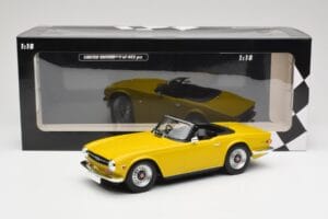 Triumph TR6 RHD Yellow Minichamps 1:18 155132034 Diecast - image 6 of 6