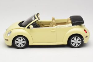 Volkswagen Beetle Cabriolet Yellow Gate 1:18 VW24108 Diecast - image 4 of 8