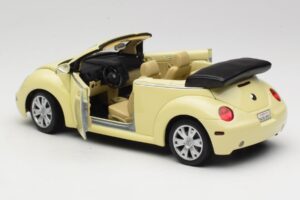 Volkswagen Beetle Cabriolet Yellow Gate 1:18 VW24108 Diecast - image 5 of 8