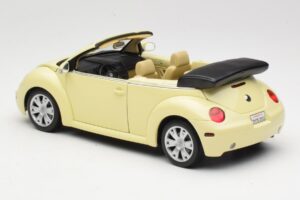 Volkswagen Beetle Cabriolet Yellow Gate 1:18 VW24108 Diecast - image 7 of 8