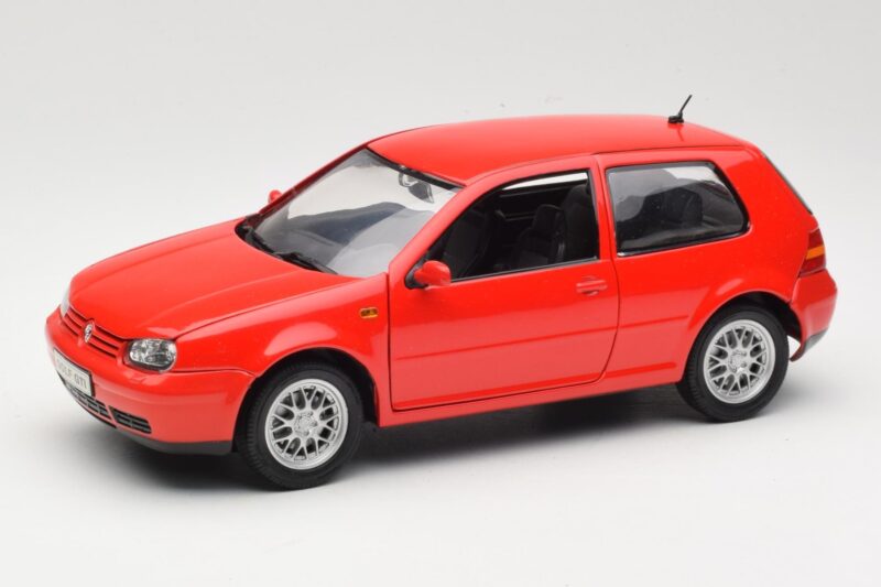 Volkswagen Golf Mk4 GTI Red Revell 1:18 Volkswagen Golf Mk4 GTI Red Revell 1:18 08943 Diecast