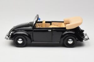 Volkswagen Beetle Cabriolet Black Maisto 1:18 37800-M6 Diecast - image 4 of 8