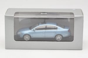 Volkswagen Passat B6 Blue Metallic Minichamps 1:43 PASSAT002 Diecast - image 4 of 4