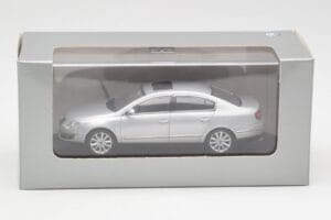 Volkswagen Passat B6 Silver Minichamps 1:43 PASSAT003 Diecast - image 4 of 4