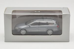 Volkswagen Passat B6 Variant Grey Metallic Minichamps 1:43 PASSAT005 Diecast - image 4 of 4