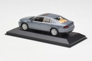 Volkswagen Phaeton 3D Grey Minichamps 1:43 3D0099300GPR7Q Diecast - image 3 of 4