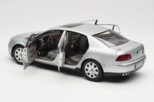 Volkswagen Phaeton D1 Silver Metallic AUTOart 1:18 79742 Diecast - image 5 of 8