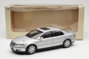 Volkswagen Phaeton D1 Silver Metallic AUTOart 1:18 79742 Diecast - image 8 of 8
