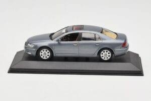 Volkswagen Phaeton Light Blue Metallic Minichamps 1:43 VW002 Diecast