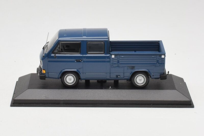 Volkswagen T3 Double Cab Flatbed Blue Minichamps 1:43 400055260 Diecast