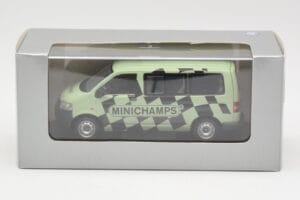 Volkswagen T5 Bus Green Minichamps 1:43 T5002 Diecast - image 4 of 4