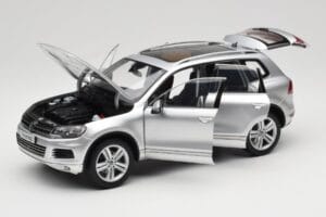 Volkswagen Touareg 7L Silver Metallic Kyosho 1:18 8821CS Diecast - image 2 of 8