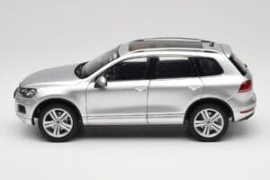 Volkswagen Touareg 7L Silver Metallic Kyosho 1:18 8821CS Diecast - image 4 of 8