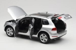 Volkswagen Touareg 7L Silver Metallic Kyosho 1:18 8821CS Diecast - image 5 of 8