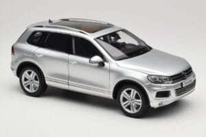 Volkswagen Touareg 7L Silver Metallic Kyosho 1:18 8821CS Diecast - image 6 of 8