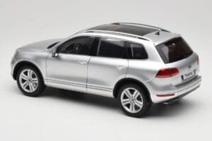 Volkswagen Touareg 7L Silver Metallic Kyosho 1:18 8821CS Diecast - image 7 of 8