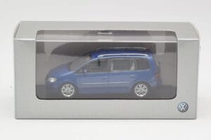 Volkswagen Touran Blue Minichamps 1:43 TOURAN002 Diecast - image 4 of 4