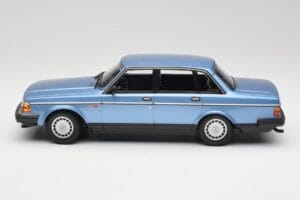 Volvo 240 GL Blue Metallic Minichamps 1:18 155171404 Diecast - image 3 of 6