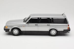 Volvo 240 GL Estate Silver Minichamps 1:18 155171416 Diecast - image 3 of 6