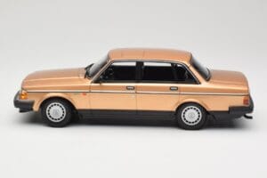Volvo 240 GL Gold Minichamps 1:18 155171405 Diecast - image 3 of 6