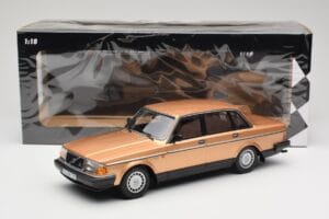 Volvo 240 GL Gold Minichamps 1:18 155171405 Diecast - image 6 of 6