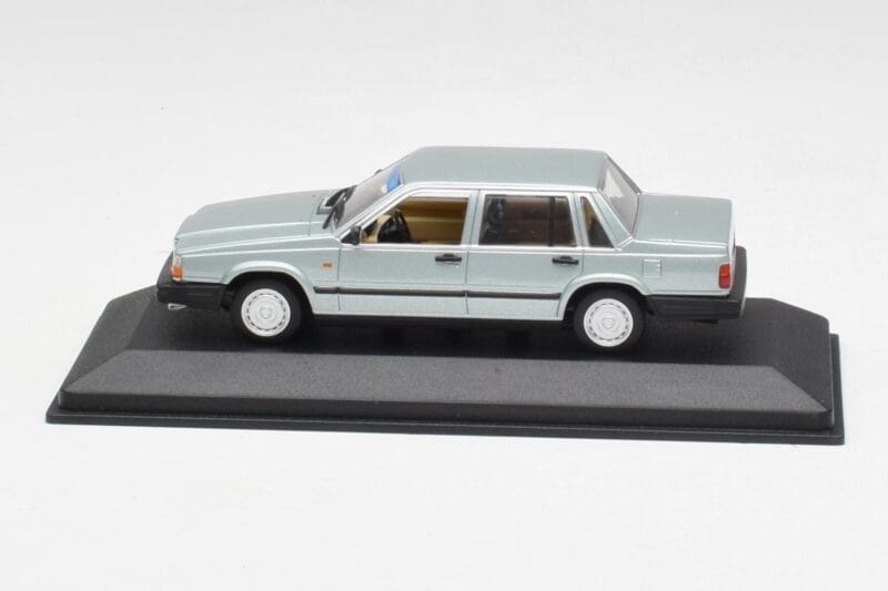 Volvo 240 GL Silver Metallic Minichamps 1:43 940171402 Diecast