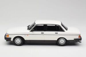 Volvo 240 GL White Minichamps 1:18 155171402 Diecast - image 3 of 6