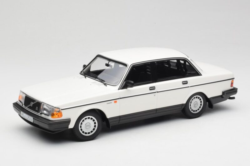 Volvo 240 GL White Minichamps 1:18 155171402 Diecast