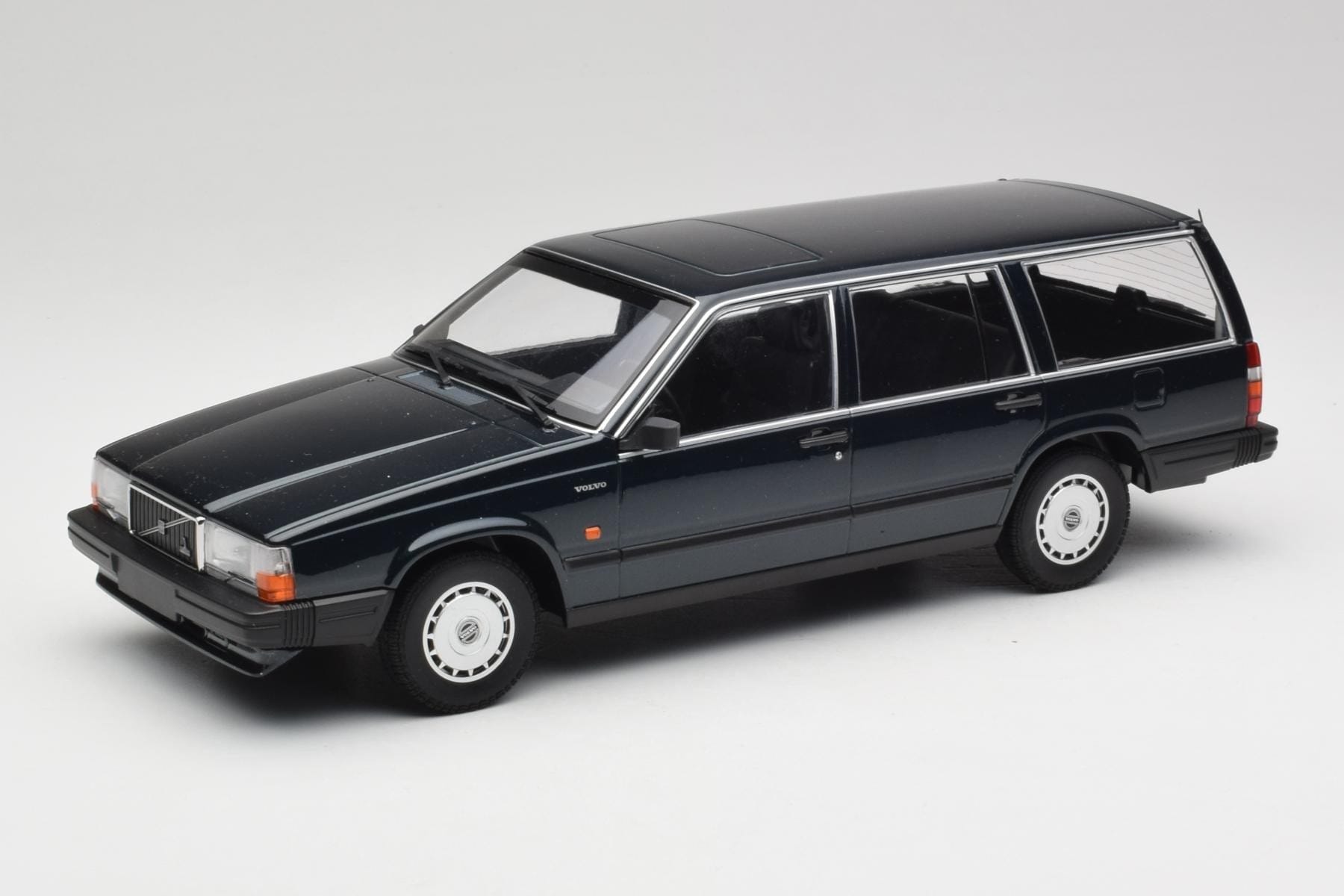 Volvo 740 GL Estate Dark Green Metallic Minichamps 1:18