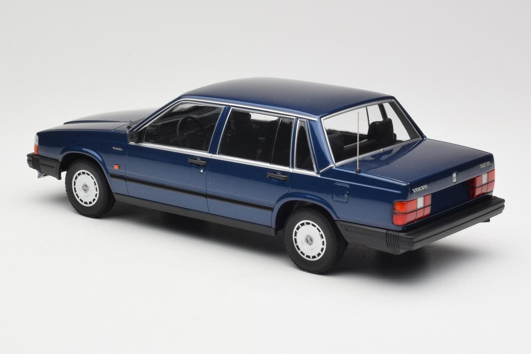 volvo-740-gl-dark-blue-