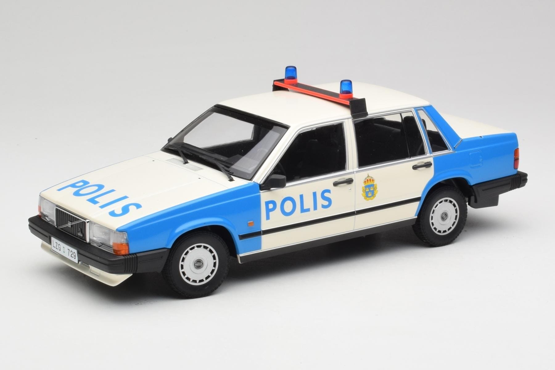Volvo 740 GL Swedish Police Minichamps 1:18